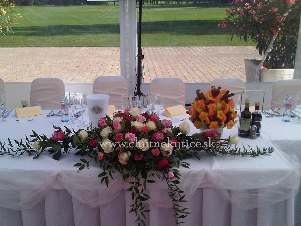 Stôl pre mladomanželov ozdobený ovocnými kyticami